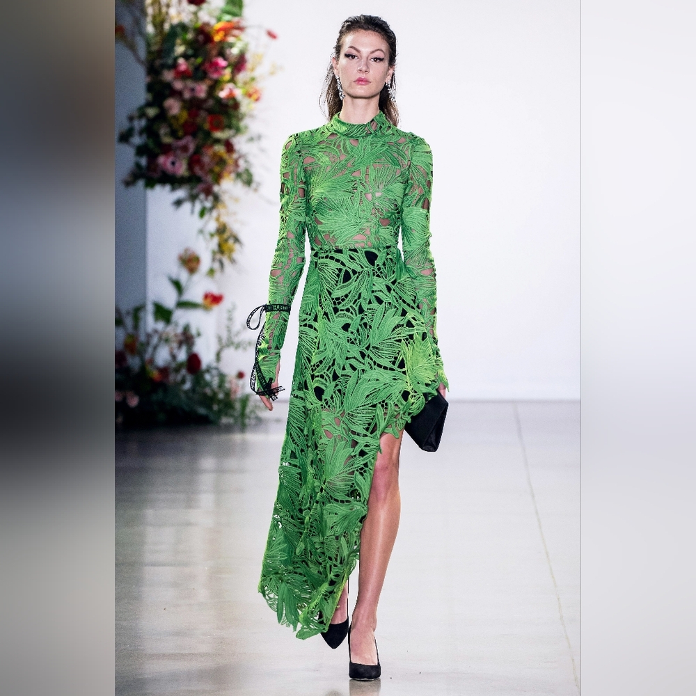 ○$4,400 BIBHU MOHAPATRA GREEN LACE RUNWAY GOWN XS